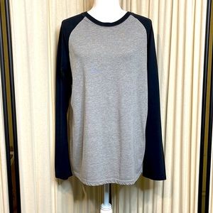 EUC- MENS HANES GRAY AND BLACK LONG SLEEVE TEE SIZE MEDIUM
